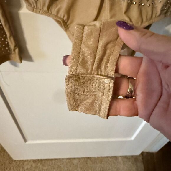 Form-Fitting Tan Bodysuit with Stretchy Fabric - Picture 4 of 6